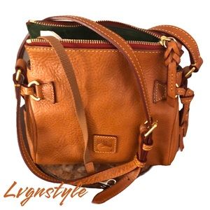 Trendy Crossbody in Natural Leather!